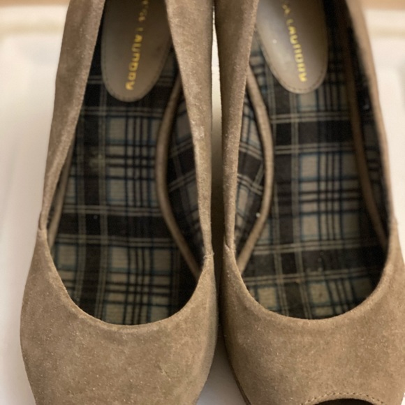 Chinese Laundry open toe suede wedges - Picture 2 of 4